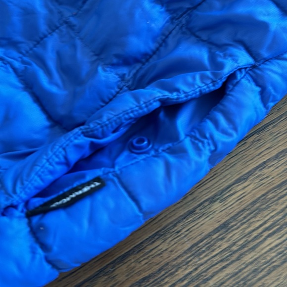 Lightly used North Face blue jacket. - Picture 6 of 6